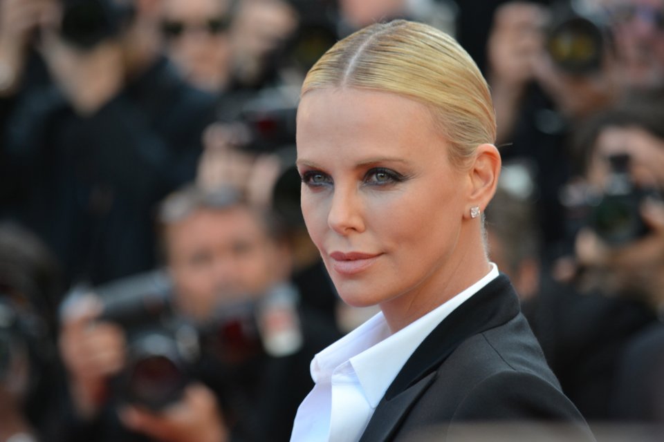 Cannes 2016: Charlize Theron sul red carpet di The last Face