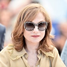 Elle: un primo piano di Isabelle Huppert durante il photocall di Cannes 2016