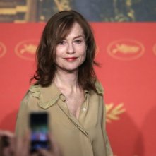 Elle: Isabelle Huppert in un momento della conferenza stampa a Cannes 2016
