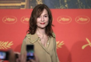 Elle: Isabelle Huppert in un momento della conferenza stampa a Cannes 2016
