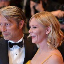Cannes 2016: Kirsten Dunst e Mads Mikkelsen sul red carpet di The neon Demon