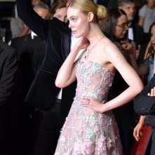 Cannes 2016: uno scatto di Elle Fanning sul red carpet di The neon Demon