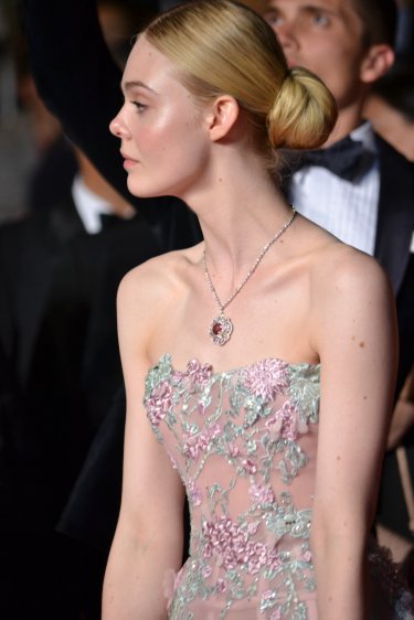 Cannes 2016: Elle Fanning sul red carpet di The neon Demon