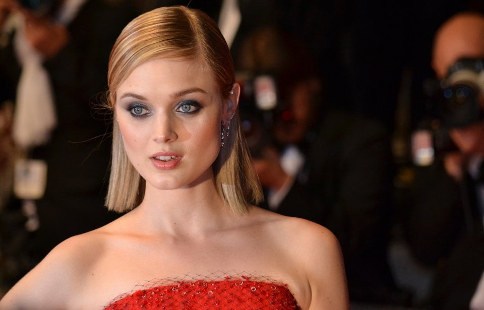 Cannes 2016: Bella Heathcote sul red carpet di The neon Demon