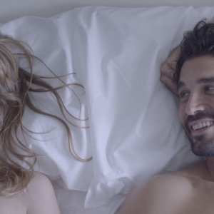 Kiki & i segreti del sesso: Alex García e Natalia de Molina in una scena del film