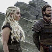 Il trono di spade: Emilia Clarke e Michiel Huisman in The Door