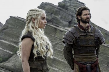 Il trono di spade: Emilia Clarke e Michiel Huisman in The Door