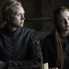 Il trono di spade: Brienne e Sansa in un momento dell'episodio The Door