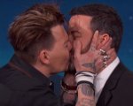 Johnny Depp sorprende Pink e Jimmy Kimmel... con un bacio!