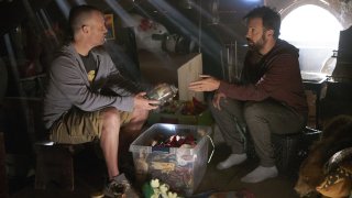 The Last Man on Earth: Will Forte e Jason Sudeikis nella puntata 30 Years of Science Down the Tubes