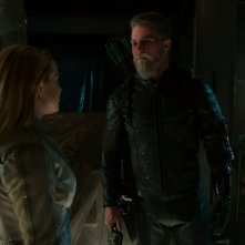 Legends of Tomorrow: Caity Lotz e Stephen Amell nell'episodio Star City 2046