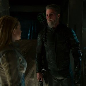 Legends of Tomorrow: Caity Lotz e Stephen Amell nell'episodio Star City 2046