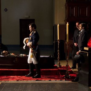 Stella cadente: un malinconico Alex Brendemühl in una scena di gruppo del film