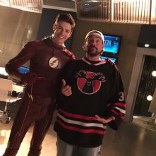 The Flash: Kevin Smith e Grant Gustin sul set di The Runaway Dinosaur