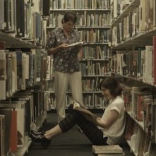 Transparent: Gaby Hoffmann e Carrie Brownstein in una foto della seconda stagione