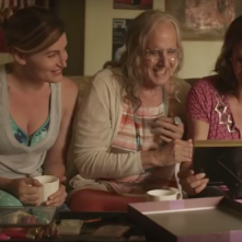 Transparent: Jeffrey Tambor, interprete di Maura, osserva una foto