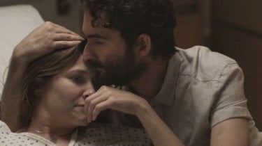 Transparent: Kathryn Hahn e Jay Duplass in una foto della seconda stagione