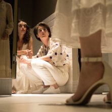 Transparent: le attrici Amy Landecker e Gaby Hoffmann in una foto della seconda stagione