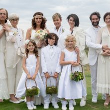 Transparent: i protagonisti in una foto di gruppo del matrimonio