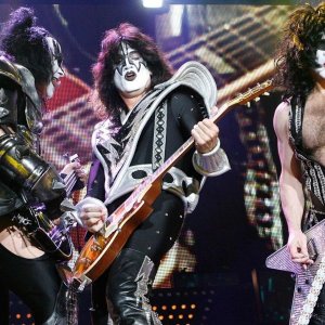 Kiss Rocks Vegas: I Kiss sul palco mentre si esibiscono in un momento del documentario