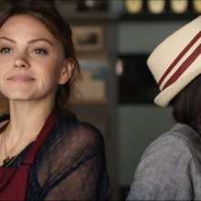 My Bakery in Brooklyn - Un pasticcio in cucina: Aimee Teegarden e Krysta Rodriguez in una scena del film