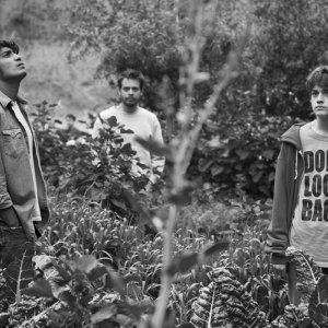 Güeros: Sebastián Aguirre, Tenoch Huerta e Leonardo Ortizgris in una scena del film