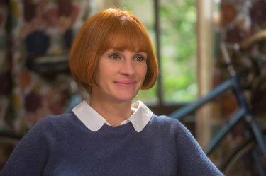 Mother's Day: una sorridente Julia Roberts in una scena del film