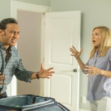 Mother's Day: Kate Hudson e Aasif Mandvi in una scena del film