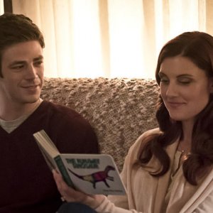 The Flash: Grant Gustin insieme a Michelle Harrison in The Runaway Dinosaur
