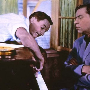 Un americano a Parigi: Gene Kelly e Oscar Levant in una scena del film