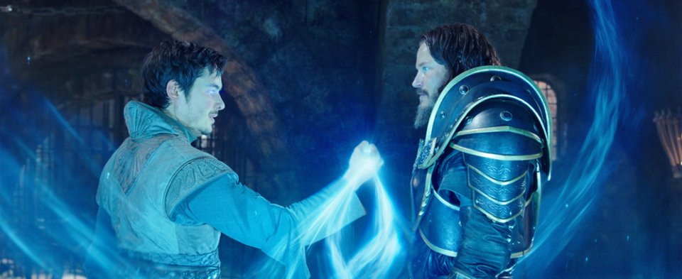 Warcraft - L'inizio: Ben Schnetzer e Travis Fimmel in una scena del film