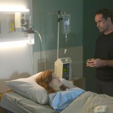 Wayward Pines 2: Jason Patric e Carla Gugino in una scena della seconda stagione