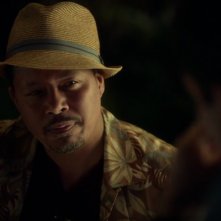 Wayward Pines 2: Terrence Howard in una scena della premiere della seconda stagione