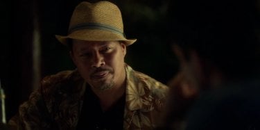 Wayward Pines 2: Terrence Howard in una scena della premiere della seconda stagione