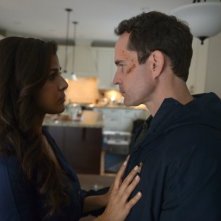 Wayward Pines 2: Jason Patric e Nimrat Kaur in una scena di Blood Harvest della seconda stagione