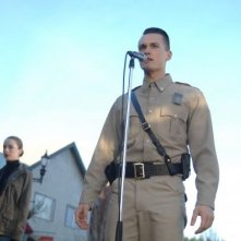 Wayward Pines 2: Tom Stevens e Kacey Rohl in una scena di Enemy Lines della seconda stagione