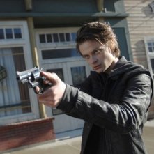 Wayward Pines 2: Charlie Tahan in una scena di Enemy Lines della seconda stagione