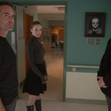 Wayward Pines 2:  Jason Patric, Tom Stevens, Kacey Rohl in una scena della seconda stagione