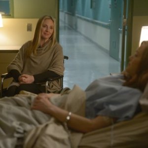 Wayward Pines 2: Carla Gugino e Hope Davis in una scena di Enemy Lines della seconda stagione