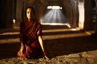 L'uomo che vide l'infinito: Devika Bhise in una scena del film