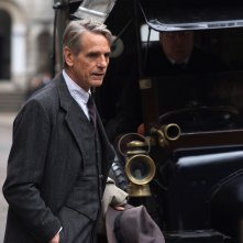 L'uomo che vide l'infinito: Jeremy Irons in una scena del film