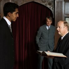 L'uomo che vide l'infinito: Dev Patel, Toby Jones e Jeremy Irons in una scena del film