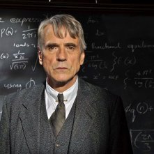 L'uomo che vide l'infinito: un'inquadratura ravvicinata di Jeremy Irons
