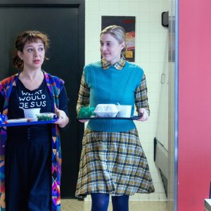 Il piano di Maggie: Greta Gerwig e Maya Rudolph in una scena del film