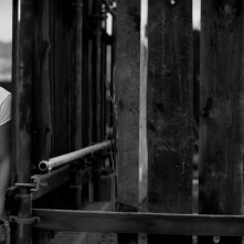 A Girl Walks Home Alone at Night: Arash Marandi in una scena del film