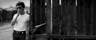 A Girl Walks Home Alone at Night: Arash Marandi in una scena del film