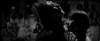 A Girl Walks Home Alone at Night: un'immagine del film