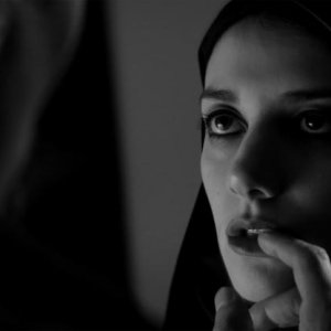 A Girl Walks Home Alone at Night: Sheila Vand in un'immagine del film