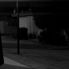A Girl Walks Home Alone at Night: Sheila Vand in una scena del film