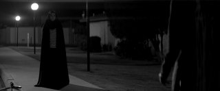 A Girl Walks Home Alone at Night: Sheila Vand in una scena del film